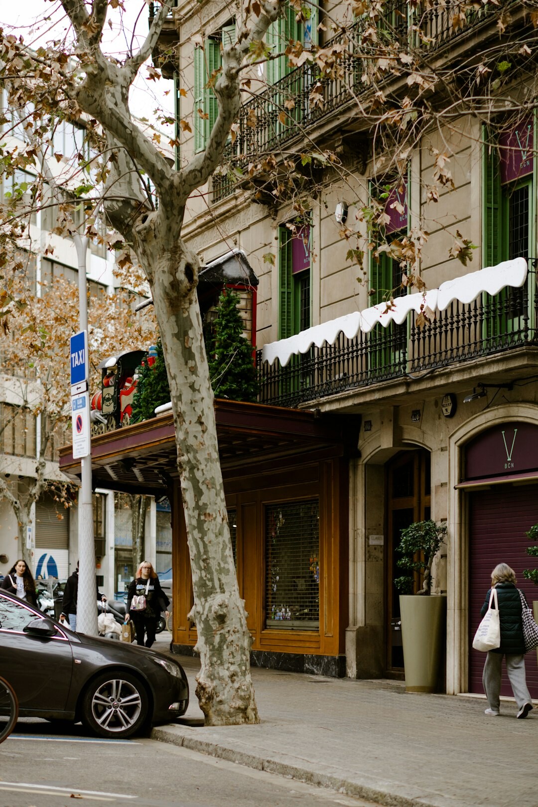 barcelona luxury fashion boutique exterior